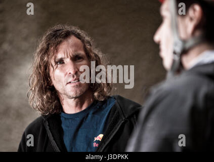 Scalatore Stefan Glowacz al Red Bull Kick Off giorno, Wolfgangsee, Austria Foto Stock