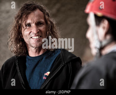 Scalatore Stefan Glowacz al Red Bull Kick Off giorno, Wolfgangsee, Austria Foto Stock