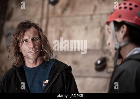 Scalatore Stefan Glowacz al Red Bull Kick Off giorno, Wolfgangsee, Austria Foto Stock