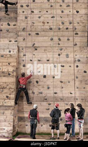 Scalatore Stefan Glowacz al Red Bull Kick Off giorno, Wolfgangsee, Austria Foto Stock