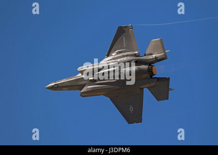 Velivolo F-35 Lightning jet stealth fighter effettuando al 2017 Los Angeles Air Show Foto Stock