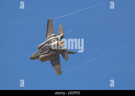 Velivolo F-35 Lightning jet stealth fighter effettuando al 2017 Los Angeles Air Show Foto Stock