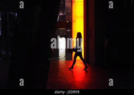 SINGAPORE. 2013. Luce rossa silhouette Foto Stock