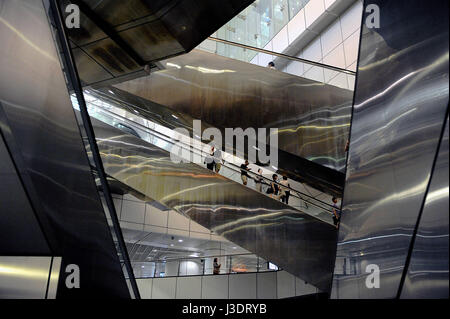 SINGAPORE. 2013. Il traffico di Escalator Foto Stock