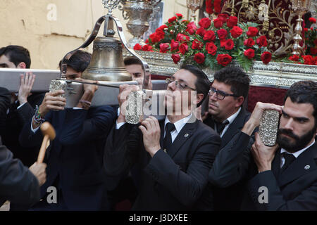 Fedeli cattolici portano la statua di El Cristo de Medinaceli (Cristo di Medinaceli) nel cerimoniale processione di strada da Saint James Church (Iglesia de Santiago Apostol) alla chiesa del Santo Cristo de la Salud a Malaga, in Andalusia in Spagna il 7 gennaio 2016, grazie alla finitura del lavori di restauro nella chiesa. Foto Stock