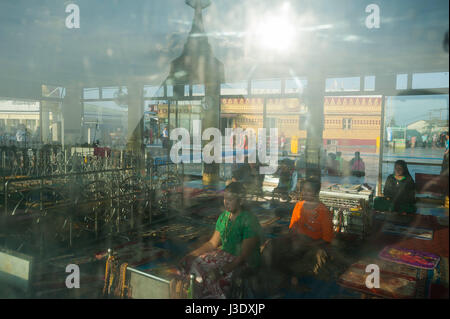 Kyaikto, der Republik Unione Myanmar, Asien, Glaeubige am Goldenen Fels Foto Stock