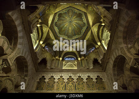 Mosaico moresco cupola sopra il mihrab nella Grande Moschea (Mezquita de Cordoba) a Cordoba, Andalusia, Spagna. Foto Stock