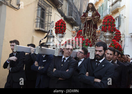 Fedeli cattolici portano la statua di El Cristo de Medinaceli (Cristo di Medinaceli) nel cerimoniale processione di strada da Saint James Church (Iglesia de Santiago Apostol) alla chiesa del Santo Cristo de la Salud a Malaga, in Andalusia in Spagna il 7 gennaio 2016, grazie alla finitura del lavori di restauro nella chiesa. Foto Stock