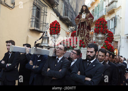 Fedeli cattolici portano la statua di El Cristo de Medinaceli (Cristo di Medinaceli) nel cerimoniale processione di strada da Saint James Church (Iglesia de Santiago Apostol) alla chiesa del Santo Cristo de la Salud a Malaga, in Andalusia in Spagna il 7 gennaio 2016, grazie alla finitura del lavori di restauro nella chiesa. Foto Stock