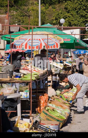 La frutta e la verdura con fornitori di acquirenti locali presso un mercato all'aperto, Jablanica, Bosnia ed Erzegovina, dell'Europa orientale. Foto Stock