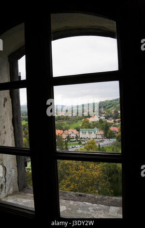 Transilvania villaggio in autunno attraverso una finestra di profilarsi a Bran (Dracula) castello, Transilvania, Romania, l'Europa orientale. Foto Stock