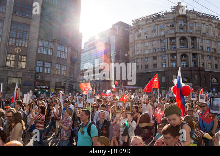 Mosca, Russia - 9 Maggio 2016: Reggimento immortale processione nel giorno della vittoria - migliaia di persone hanno marciato lungo la Via Tverskaya verso la Piazza Rossa Foto Stock