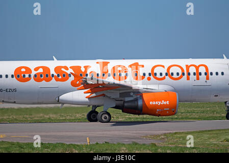 Easyjet passeggeri commerciali Airbus A 320-214 aeromobile in sua compagnia inconfondibile livrea arancione Foto Stock