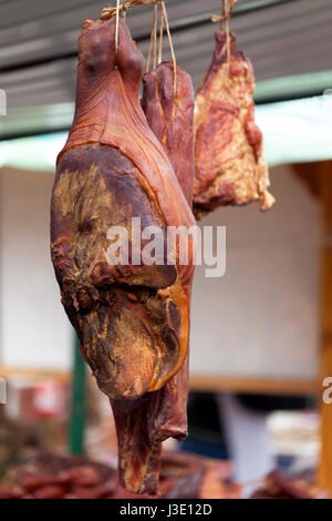 Fatti in casa a base di prosciutto affumicato appeso in platea, messa a fuoco selettiva e piccole profondità di campo Foto Stock