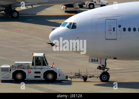 JAL Boeing 777 sul traino all'Aeroporto di Haneda Tokyo Giappone Foto Stock