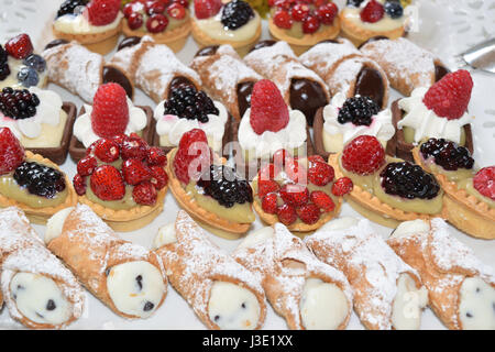 Vassoio con vari tipi di dolci siciliani Foto Stock