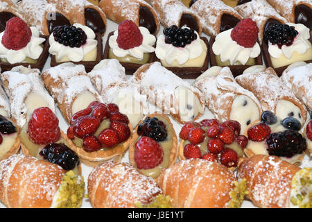 Vassoio con vari tipi di dolci siciliani Foto Stock