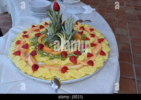 Vassoio con diverse varietà di frutta tagliata Foto Stock