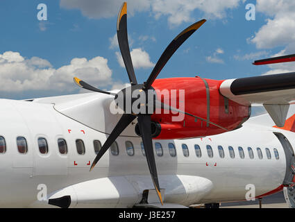 Motore ad elica in aereo moderno vicino sul soleggiato cielo blu sullo sfondo Foto Stock