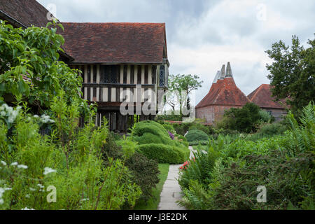 Anteriore a capanna di Great Dixter Manor, East Sussex, Regno Unito, originariamente costruito nel 1450 circa, con oast ospita oltre Foto Stock