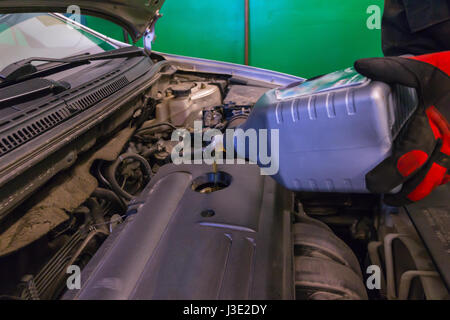 Versando olio motore in auto del motore Foto Stock