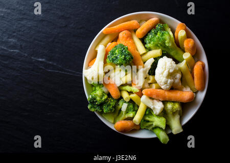 Verdure Congelate sul tavolo scuro Foto Stock