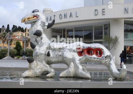 Nizza, Provence-Alpes-Côte d'Azur, in Francia. Il Mostro di Loch Ness da Niki de Saint-Phalleon presentano presso il Musée d'Art Moderne et d'art contemporain, o Foto Stock