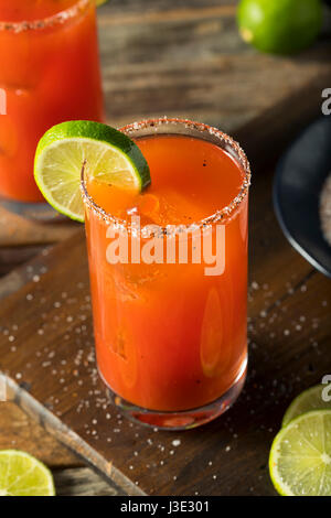 Michelada fatti in casa con la birra salati Rim e di succo di pomodoro Foto Stock