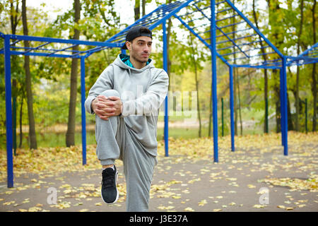 Facendo il warm-up esercizi all'aperto Foto Stock