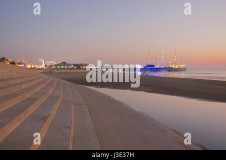 A sud del molo al tramonto in Blackpool, Lancashire, Inghilterra Foto Stock