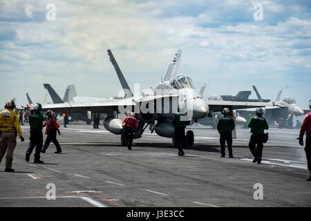 Un USN F/A-18C Hornet fighter jet si prepara a lanciare dal ponte di volo a bordo della USN Nimitz-class portaerei USS Dwight D. Eisenhower Aprile 8, 2017 nell'Oceano Atlantico. (Foto di MCSS Zach Sleeper/US Navy via Planetpix) Foto Stock