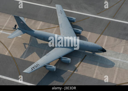 Un USAF KC-135 Stratotanker antenna il rifornimento aereo atterra all'Kadena Air Base Aprile 12, 2017 a Okinawa, Giappone. (Foto di Giovanni Linzmeier /US Air Force via Planetpix) Foto Stock