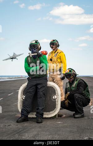 Stati Uniti i marinai in stand by come un USN F/A-18E Super Hornet fighter jet lancia dal ponte di volo a bordo della USN Nimitz-class portaerei USS Dwight D. Eisenhower Aprile 8, 2017 nell'Oceano Atlantico. (Foto di MCSS Zach Sleeper/US Navy via Planetpix) Foto Stock