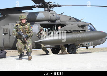 Rumeno soldati dell esercito partono da un U.S. Esercito UH-60 Black Hawk elicottero durante un assalto dell'aria missione di formazione durante il funzionamento Atlantic risolvere Marzo 8, 2017 in Romania. (Foto di Nick Vidro/US Army via Planetpix) Foto Stock