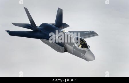 Un USAF F-35un fulmine II stealth fighter aeromobile in volo 15 aprile 2017 sull'Oceano Atlantico. (Foto di Tenley lunghe/US Air Force via Planetpix) Foto Stock