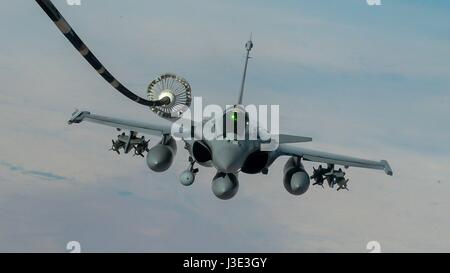 Una forza aerea francese Dassault Rafale fighter aircraft refuels dalla USAF KC-10 Antenna Extender il rifornimento degli aerei cisterna durante una operazione inerente risolvere la missione il 20 marzo 2017 sull'Iraq. (Foto di Joshua A. Hoskins /US Air Force via Planetpix) Foto Stock