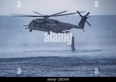 Stati Uniti Marine forze speciali cadere un commando gonfiabile in barca e saltare da un USMC CH-53E Super Stallion elicottero in acqua durante un inserimento helocasting esercizio 19 marzo 2017 nel Mare delle Filippine. (Foto di MCS3 Jeanette Mullinax /US Navy via Planetpix) Foto Stock