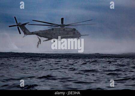 Un USMC CH-53E Super Stallion elicottero rilascia U.S. Marine dai soldati durante un esercizio helocasting Marzo 19, 2017 nell'Oceano Pacifico. (Foto di Jona R. Meme/US Marines via Planetpix) Foto Stock