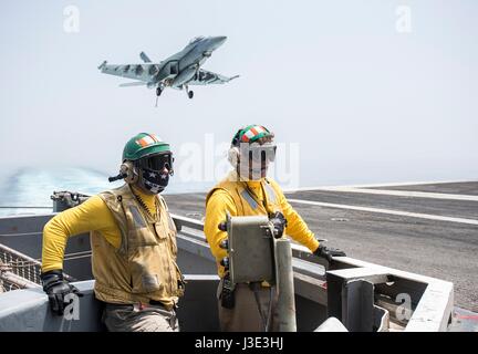 Un USN F/A-18F Super Hornet jet da combattimento aereo si prepara ad atterrare sul ponte di volo a bordo della USN Nimitz-class portaerei USS George H.W. Bush, 11 aprile 2017 nel Golfo Arabico. (Foto di MCS3 Christopher Gaines/US Navy via Planetpix) Foto Stock