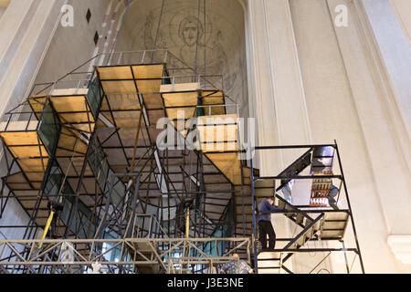 Restauro e ristrutturazione all'interno della Cattedrale di Sameba con i ponteggi e schizzo di Gesù Cristo nell'abside, a Tbilisi, Georgia. Foto Stock