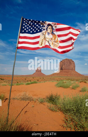 Bandiera Navajo nella Monument Valley, Arizona, Stati Uniti Foto Stock