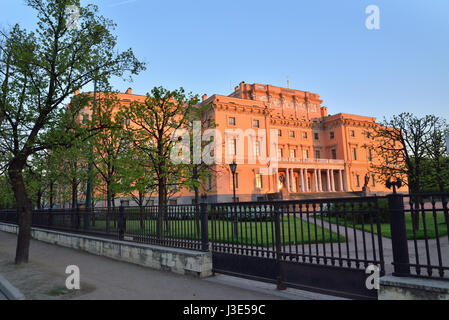 Gli ingegneri Mikhailovsky castle dal fiume Fontanka al tramonto a San Pietroburgo Foto Stock