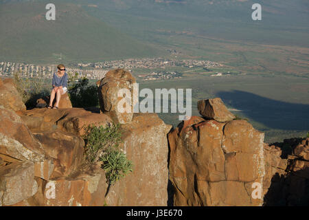 Ragazza osservando il tramonto Valle della desolazione Graaff Reinet Eastern Cape Sud Africa Foto Stock