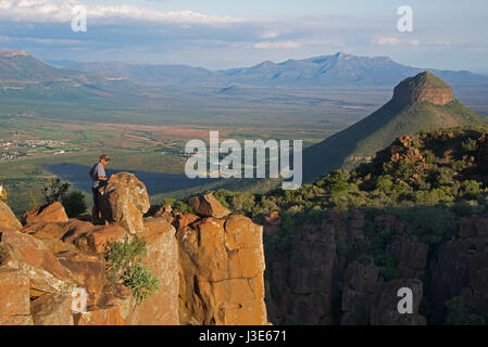 L'uomo osservando il tramonto Valle della desolazione Graaff Reinet Eastern Cape Sud Africa Foto Stock