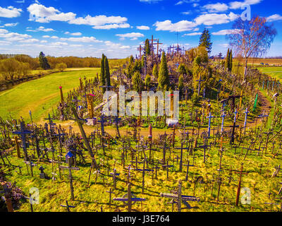 Regione di Siauliai, Lituania: antenna sopra vista collina delle Croci, Kryziu Kalnas. Si tratta di un famoso sito religioso di pellegrinaggio cattolico in Lituania. Essere Foto Stock