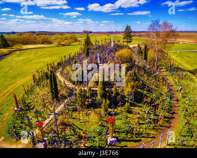 Regione di Siauliai, Lituania: antenna sopra vista collina delle Croci, Kryziu Kalnas. Si tratta di un famoso sito religioso di pellegrinaggio cattolico in Lituania. Essere Foto Stock