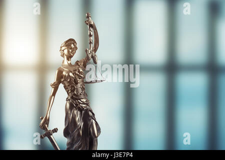 Statua di giustizia su sfondo bokeh di fondo Foto Stock