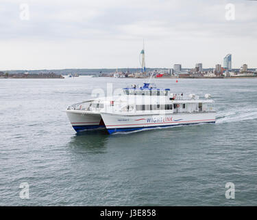 Il catamarano traghetto azionato da Wightlink tra vecchi Portsmouth e Ryde sull'Isola di Wight in Spithead sul suo modo di Ryde Foto Stock