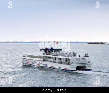 Il catamarano traghetto azionato da Wightlink tra vecchi Portsmouth e Ryde sull'Isola di Wight in Spithead sul suo modo di Ryde Foto Stock