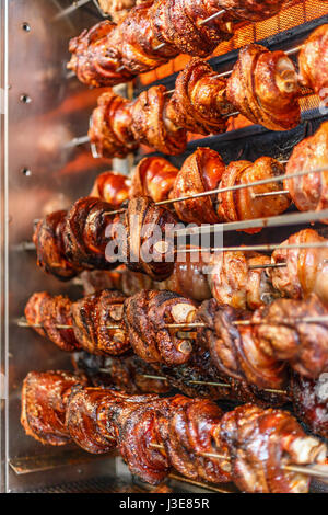 Arrosto di maiale knuckles allo spiedo Foto Stock